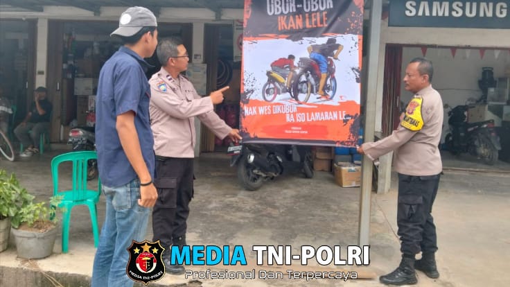Polsek Seputih Banyak Pasang Banner Himbauan Antisipasi Balap Liar
