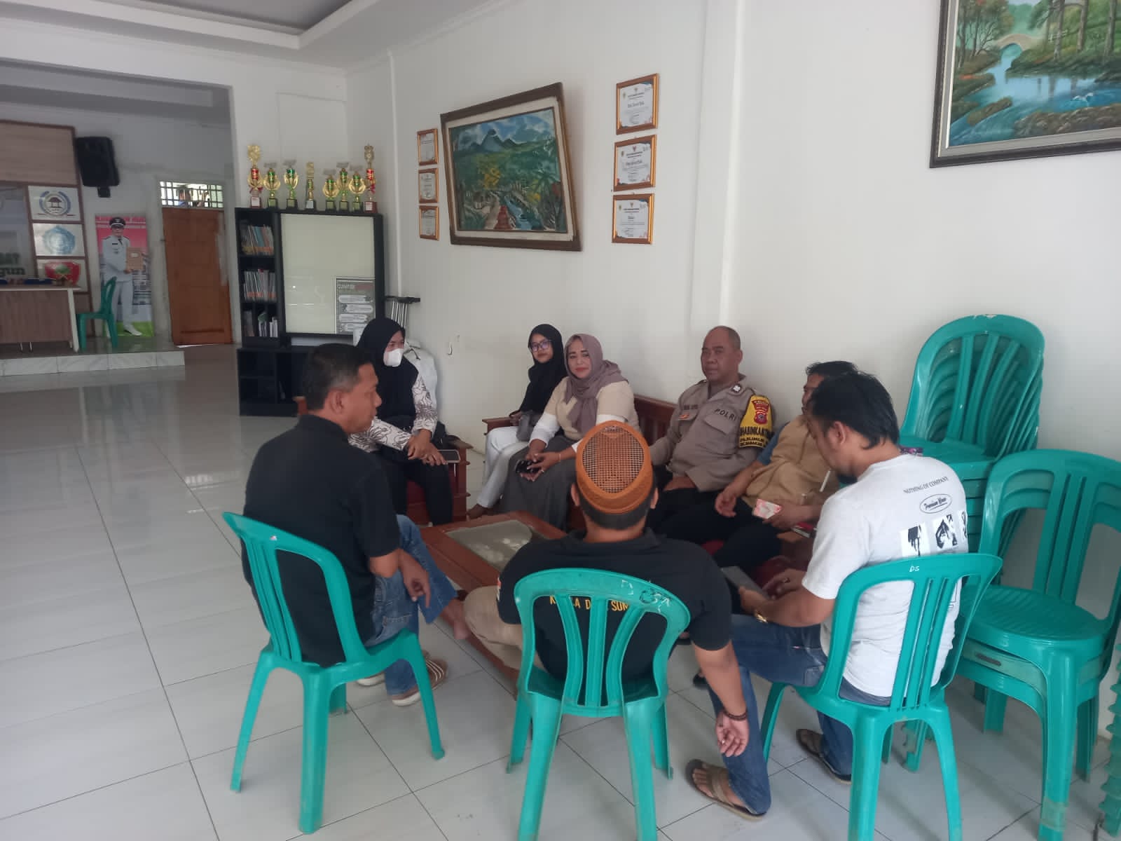 Bhabinkamtibmas Polsek Babakanmadang Desa Sumur Batu Giat Cooling Sistem Sambang Kantor Desa, Dialog Kamtibmas Dan Ajak Jaga Kondusifitas