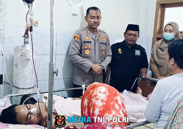 Kapolres Mesuji Bersama PJU dan Ketua PSHT Cabang Kunjungi Korban Penganiayaan di Rumah Sakit Medika Health Center