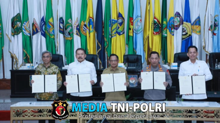 Mendagri Tanda Tangani Kerja Sama Pengawasan Penyelenggaraan Perizinan di Daerah