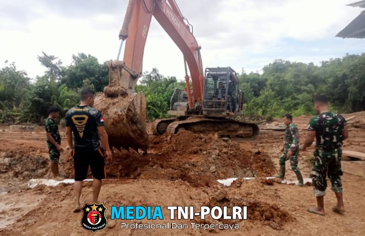 Demi Kelancaran Mobilitas, Satgas Pamtas RI-Malaysia Yonzipur 5/ABW Bersinergi dengan Masyarakat Perbaikan Jalan Perbatasan