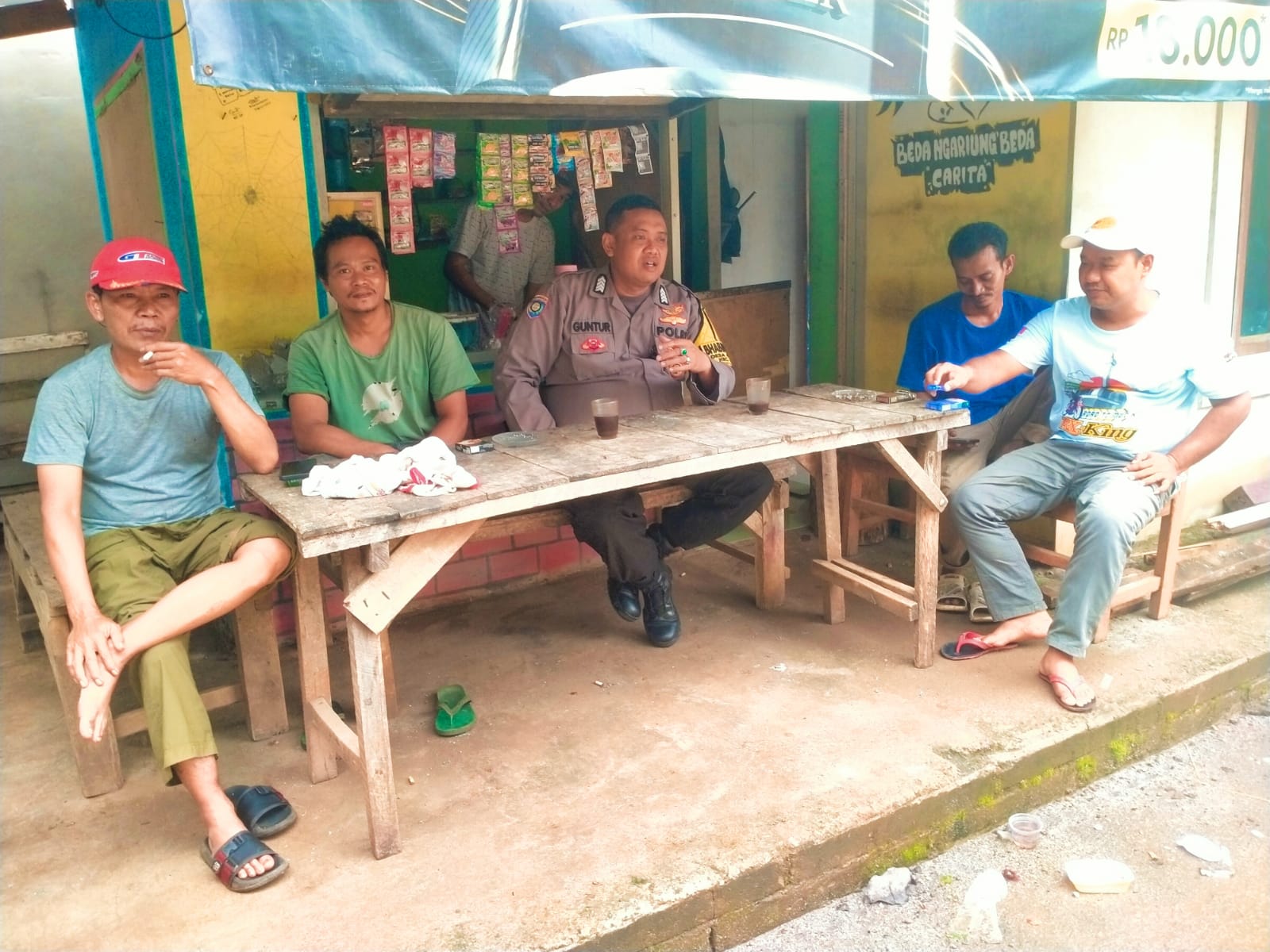 Himbauan Kamtibmas di Desa Gunung Sari Bhabinkamtibmas Polsek Citeureup Giat Cooling Sistem Ajak Warga Jaga Kondusifitas dan Cegah Kriminalitas