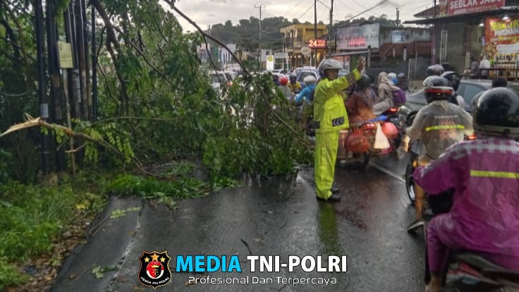 Hujan Deras Disertai Angin Kencang Terjang Bandar Lampung, Polda Lampung Imbau Warga Waspada