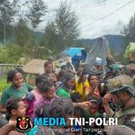 Pakai Baju Baru, Yonif 323 Kostrad datangkan Kebahagiaan Masyarakat Kampung Kimak