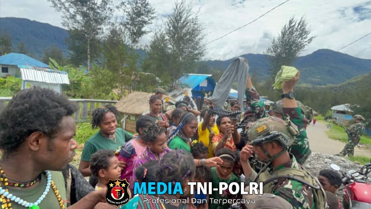 Pakai Baju Baru, Yonif 323 Kostrad datangkan Kebahagiaan Masyarakat Kampung Kimak