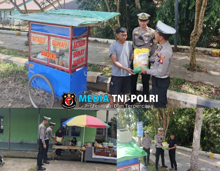 Satlantas Polres Sekadau Gelar Patroli Berkah, Berbagi Kepedulian dengan Pedagang Kecil
