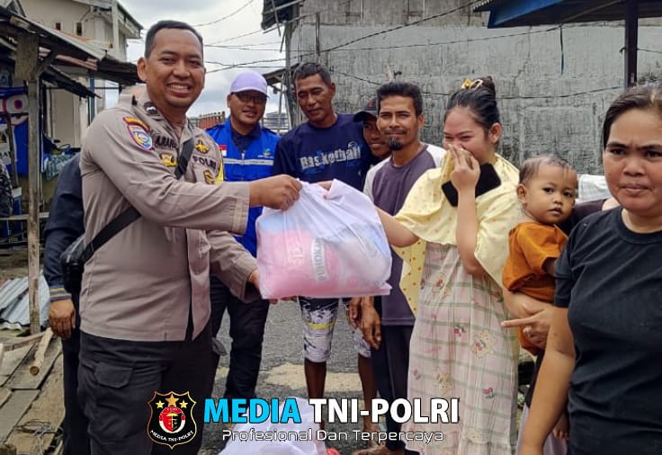 Bhabinkamtibmas Kelurahan Sungai Beliung dan Lurah Berbagi Bersama Warga Korban Angin Puting Beliung di Jalan Selat
