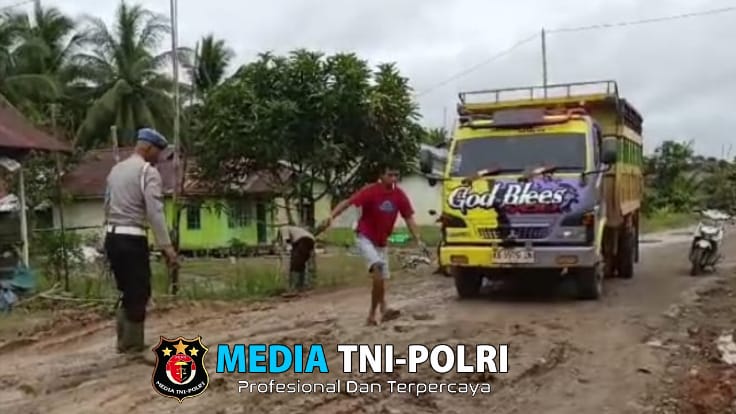 Anggota Polsek Simpang Hilir Laksanakan Pengecekan Jalan Rusak Akibat Genangan Air Hujan dan Pasang Laut
