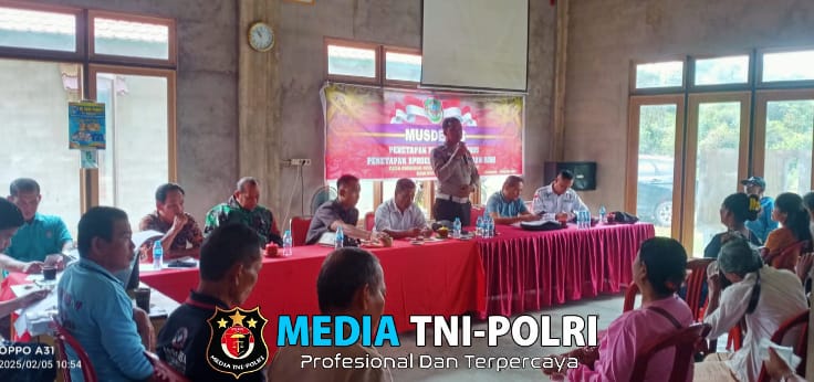Babinkamtibmas Polsek Mempawah Hulu Hadiri Musyawarah Penetapan Penerima BLT Dana Desa 2025 di Desa Pahokng.