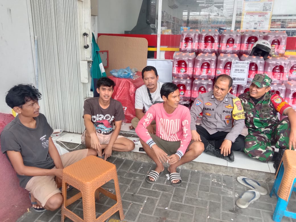 Sinergitas TNI Polri Polsek Dramaga Giat Cooling Sistem Sambang Para Juru Parkir di Super Market Sampaikan Pesan Kamtibmas 