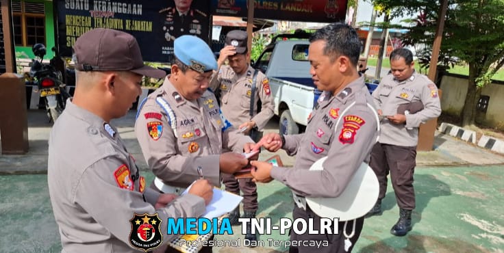 Kanit Provos Polsek Mempawah Hulu Cek Kelengkapan Personil.