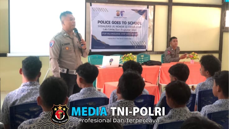 Police Goes to School, Sat Lantas Polres Sanggau Gelar Penyuluhan Tertib Berlalu Lintas di SMP Negeri 5 Sanggau