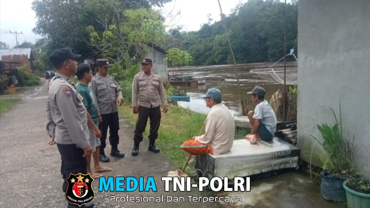 Sat Binmas Polres Sanggau Cek Lokasi Banjir di Kelurahan Sungai Sengkuang, Warga Diminta Waspada