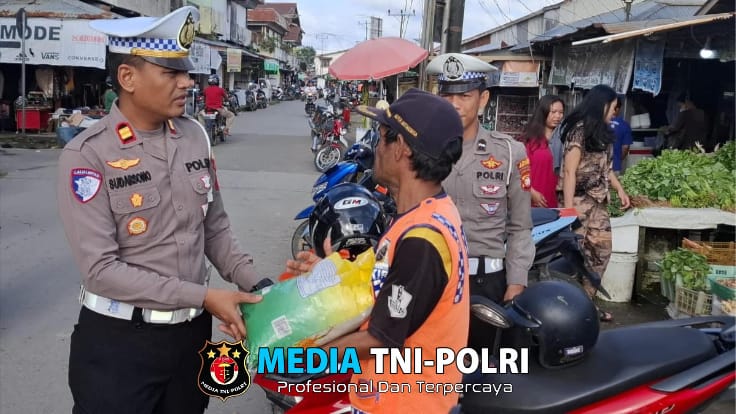 Dekat dengan Masyarakat, Satlantas Polres Sekadau Santuni Juru Parkir dan Tukang Sol Sepatu