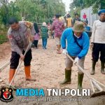 Wujud Sinergitas, Bhabinkamtibmas Polsek Seputih Banyak Ikut Ngecor Jalan Kampung Bersama Warga