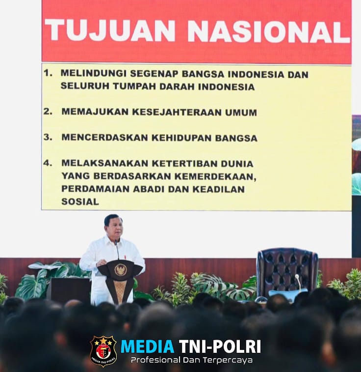 Panglima TNI Dampingi Presiden RI Berikan Pengarahan Kepada Dansat Jajaran TNI