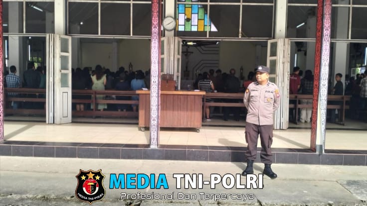 Ciptakan Keamanan, Personil Polsek Menjalin Lakukan Pengaturan dan Pengamanan Pada Saat Pelaksanaan Ibadah Umat Kristiani.