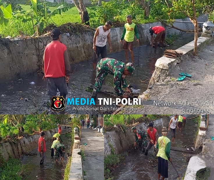 Antisipasi Sumbatan Aliran Sungai, Babinsa Beserta Warga Kelurahan Sananwetan Gelar Minggu Bersih