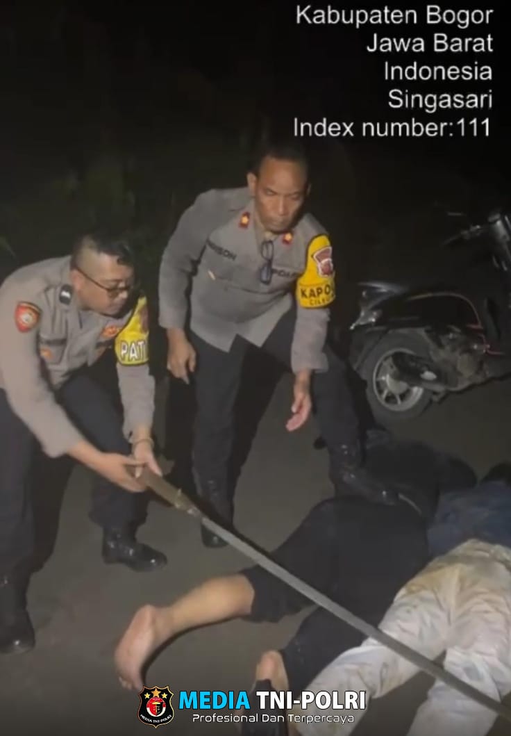 Polsek Cileungsi Bersama JKU Polantas Berhasil Mengamankan 5 (lima) Orang Remaja Diduga Akan Lakukan Aksi Tawuran Dengan Membawa Senjata Tajam