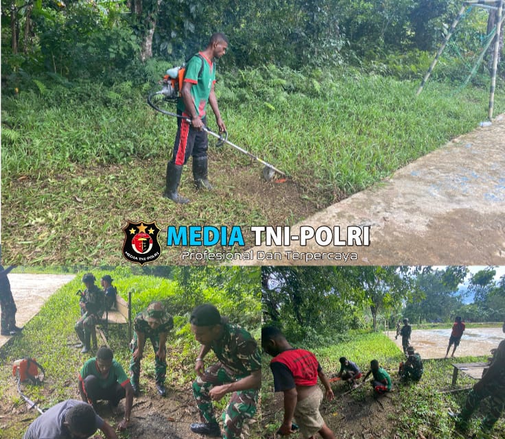 Peduli Lingkungan, Satgas Yonif 762/VYS dan Warga Kampung Persiapan Rober Bersihkan Lapangan Futsal