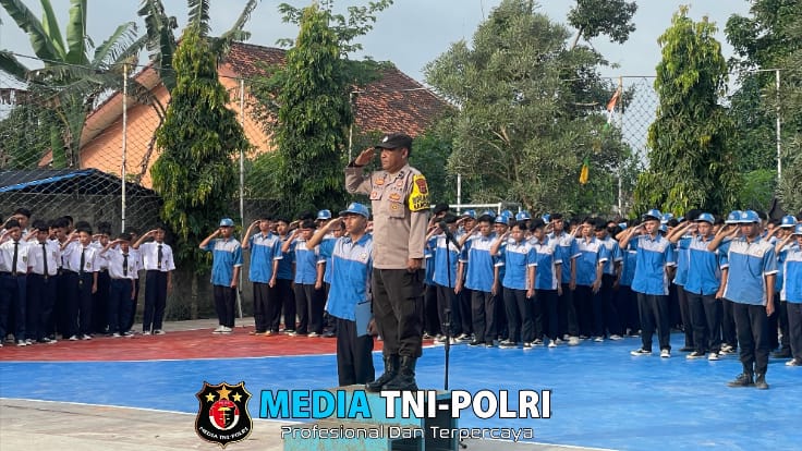 AIPDA Indra Aruman Berikan Arahan Saat Jadi Pembina Upacara di SMK dan SMP Muhammadiyah Sekampung