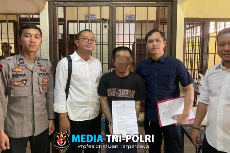 Unit Reskrim Polsek Sengah Temila Serahkan Tersangka dan Barang Bukti ke Kejaksaan Negeri Ngabang