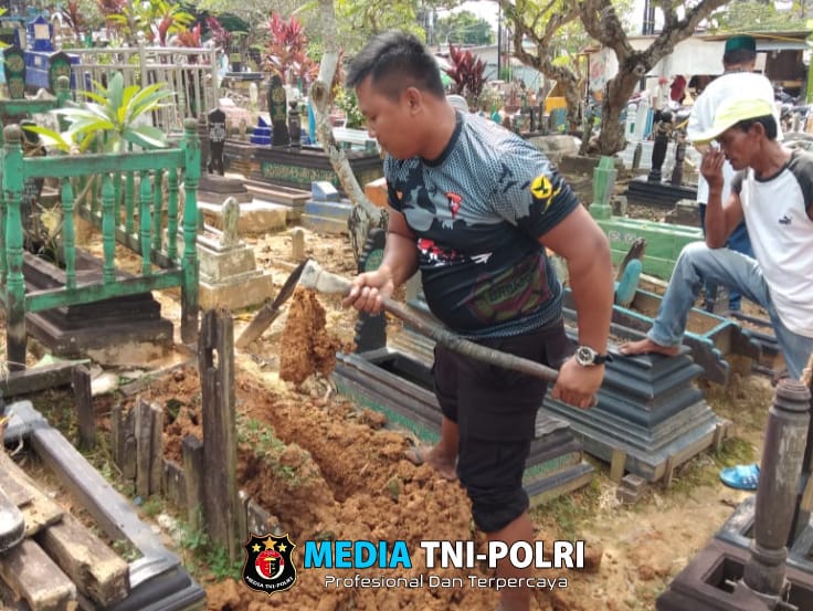 Kisah Bripka Joko Hadi, Polisi yang Mengabdikan Diri sebagai Penggali Kubur Gratis untuk Warga Kurang Mampu