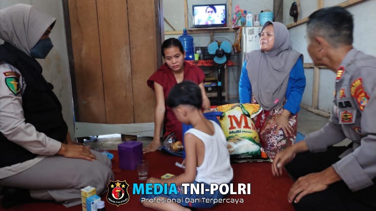 Polres Tanggamus Kunjungi Anak Penderita Gangguan Paru-Paru dan Sulit Bicara, Berikan Bantuan Bahan Pokok