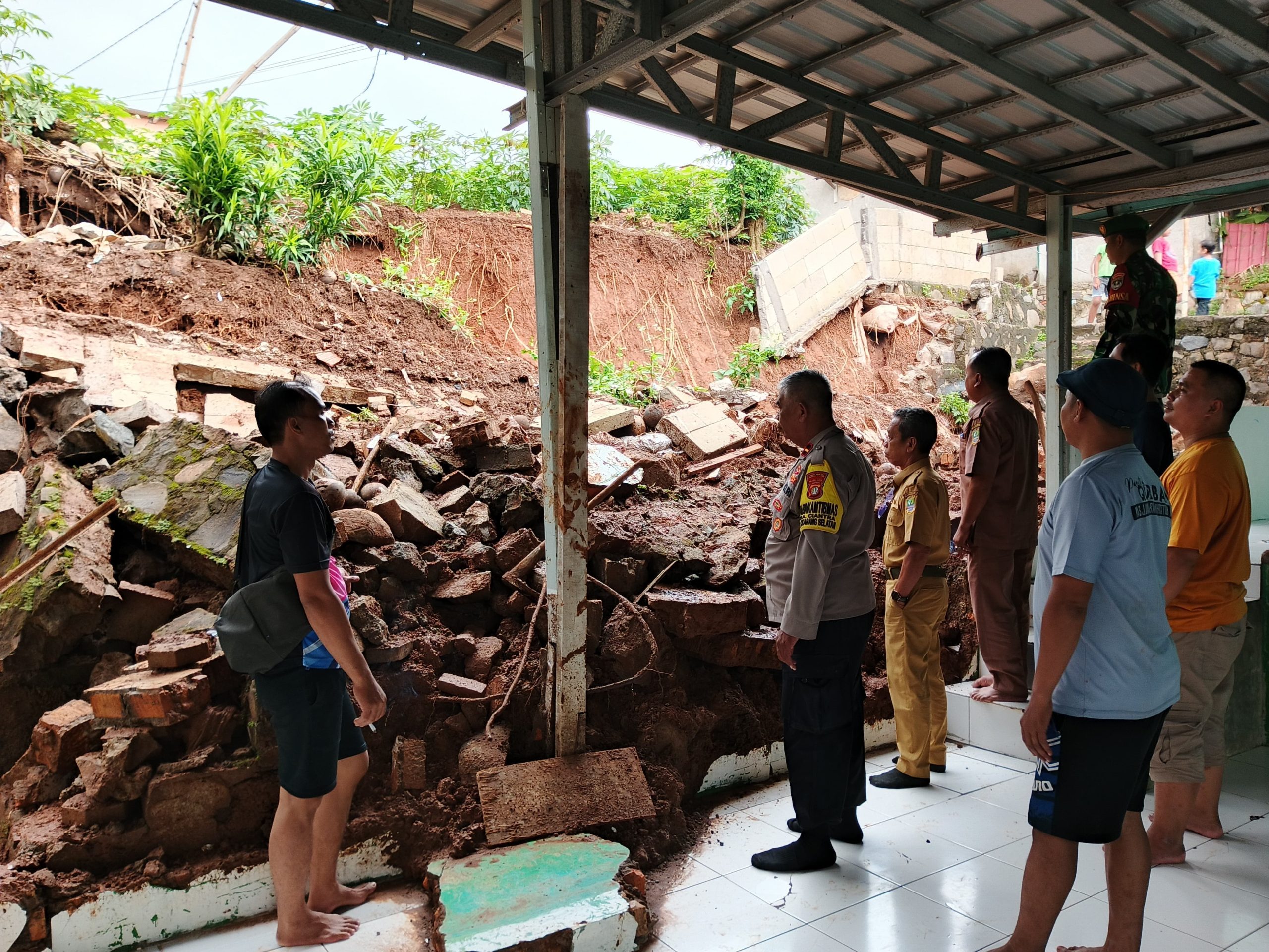 Polsek Cikarang Selatan Lakukan Pengecekan Tanah Longsor di Perumahan Gria Ciantra dan Villa Mutiara Cikarang