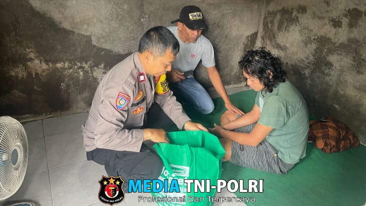Polsek Cikarang Selatan Berikan Bantuan Sembako Kepada Warga Tunanetra di Sukadami