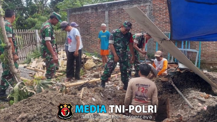 Babinsa Bekerjasama dengan Warga Bangun Rumah