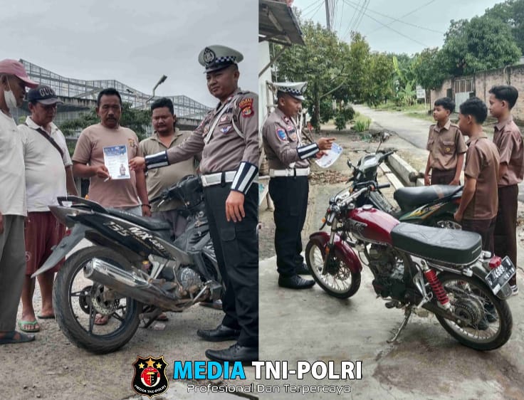 Hari ke-5 Operasi Keselamatan, Satlantas Polres Tulang Bawang Barat Bagikan Pamflet dan Brosur Kepada Pengguna Jalan