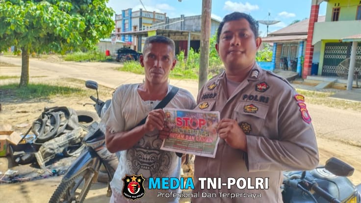 Personel Polsek Kuala Behe, Berikan Sosialisasi Tentang Bahaya Kebakaran Hutan Dan Lahan Kepada Warga