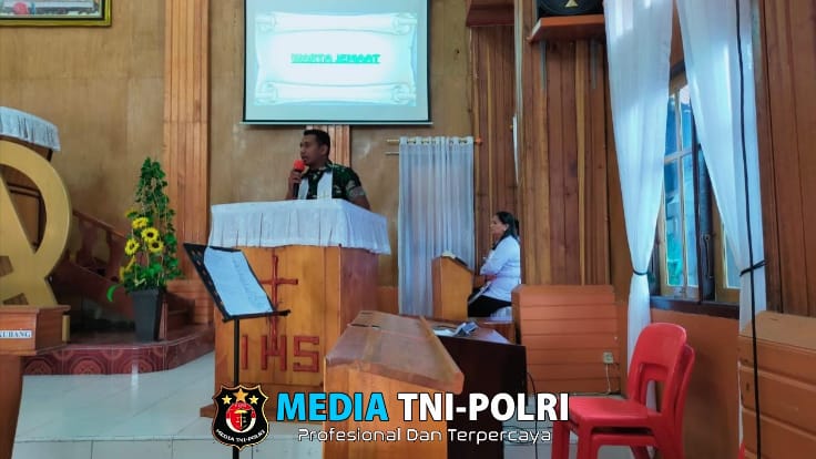 Babinsa Koramil 1705-04/Moanemani Melaksanakan Ibadah Minggu di Gereja GKI Koinonia