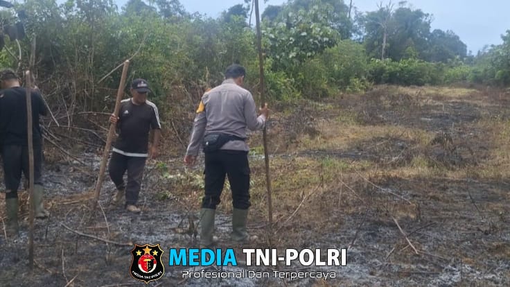 Dukung Ketahanan Pangan, Bhabinkamtibmas Desa Pak Mayam Tanam Jagung Bersama Masyarakat
