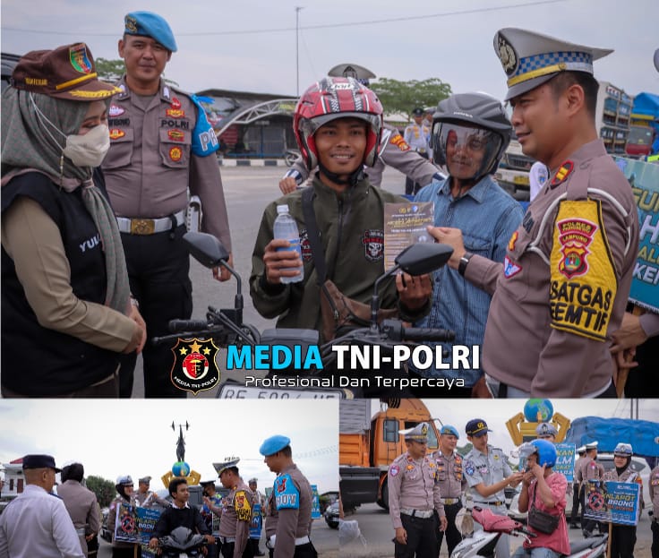 Kampanye Keselamatan, Polres Pringsewu Bagikan Helm Gratis kepada Pengendara