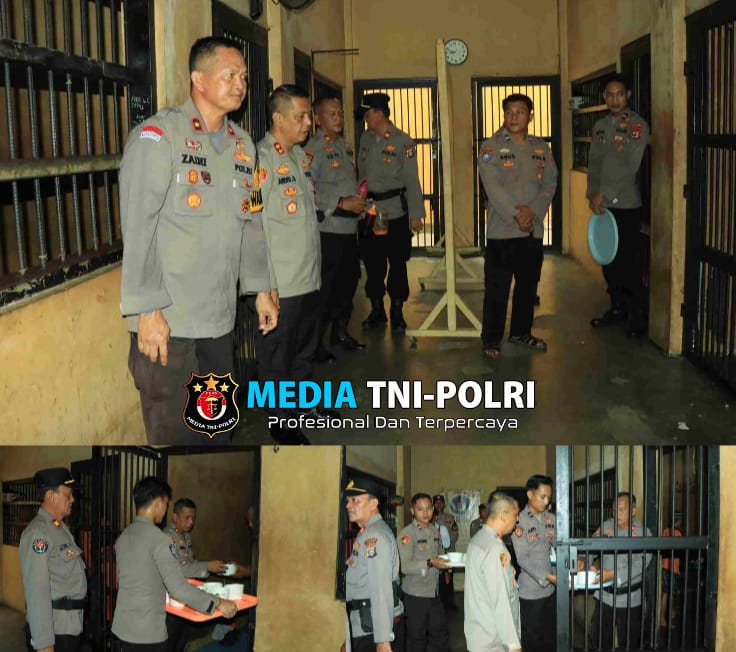 Plh Kapolres Tulang Bawang Barat Bagikan Makanan Tambahan, Tahanan Sumringah