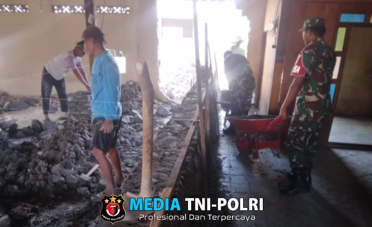 Babinsa Tunjukkan Kepedulian, Bantu Rehab Rumah Warga