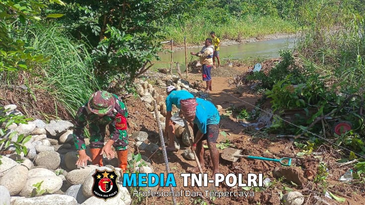 Babinsa Koramil 1705-07/Siriwo Membantu Masyarakat Membuat Pondasi Rumah