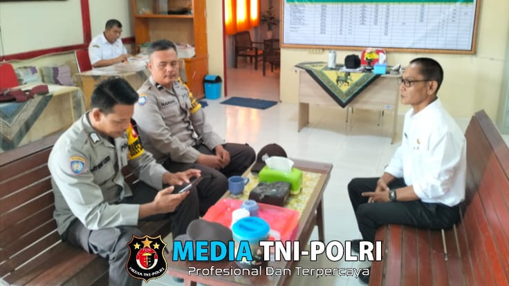 Pantau Pelaksanaan Program MBG Bhabinkamtibmas Laksanakan Pendataan Siswa di SD Negeri