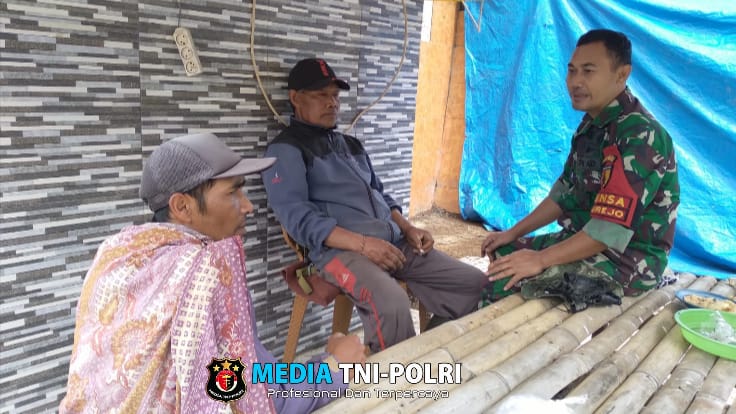 Ciptakan Keakraban dengan Warga, Babinsa Lakukan Komsos