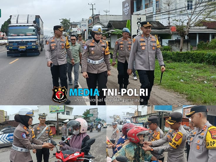 Polres Mesuji Gelar Ops Keselamatan Krakatau 2025, Bagikan Helm dan Coklat Kepada Pengendara Roda Dua