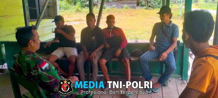 Melalui Komunikasi Sosial Babinsa Kwatisore Sampaikan Pesan Kepada Pemuda Dalam Menjaga Keamanan dan Ketertiban Wilayah