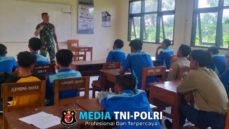 Babinsa Berikan Materi Kedisiplinan di SMK Muhammadiyah 9 Gambiran
