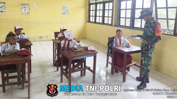 Tanamkan Rasa Cinta Tanah Air, Babinsa Memberikan Materi Wasbang Kepada Murid SDN Siriwo