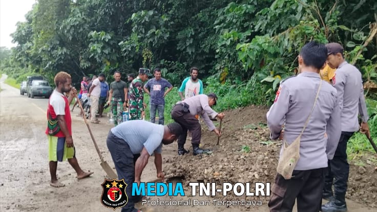 Wujud Kepedulian Koramil 1705-02Napan, Bersama Polsek Makimi dan Masyarakat Melaksanakan Gotong Royong Pembersihan Material Longsor yang Menutupi Jalan Lintas Nabire Menuju Distrik Makimi