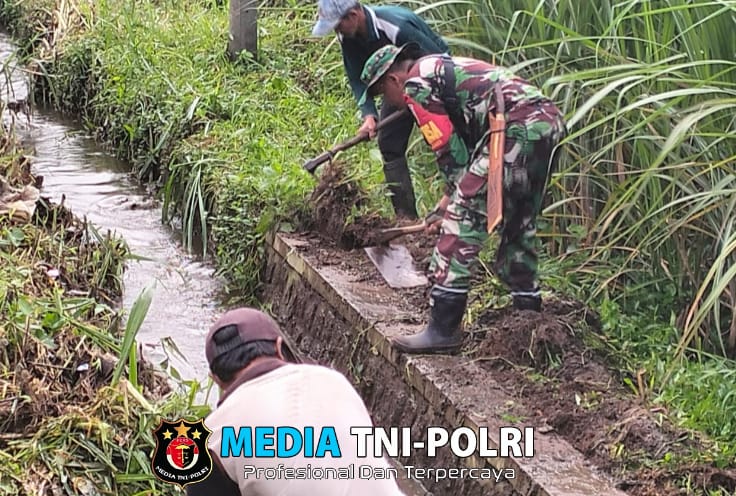 Jalin Sinergi Erat, Babinsa dan Warga Argosari Gelar Karya Bakti Kebersihan Lingkungan