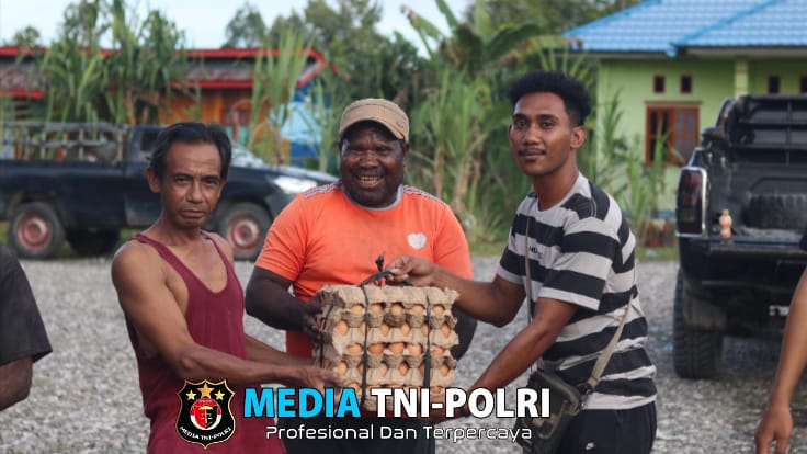 Bentuk Kepedulian, Personel Operasi Damai Cartenz 2025 Salurkan Bantuan Sembako di Yalimo