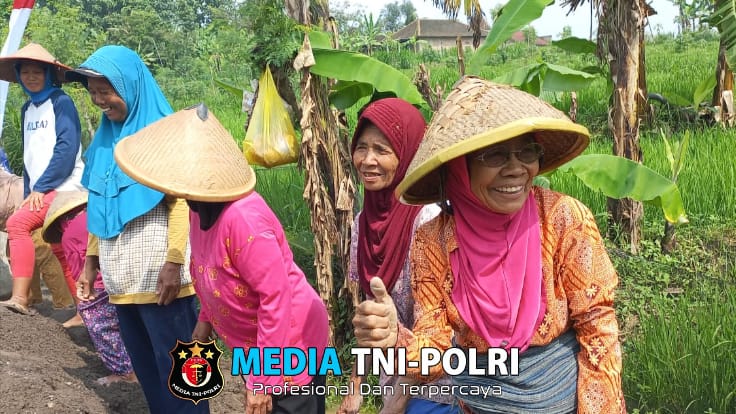 Nenek Tua Penyemangat Anggota Satgas TMMD