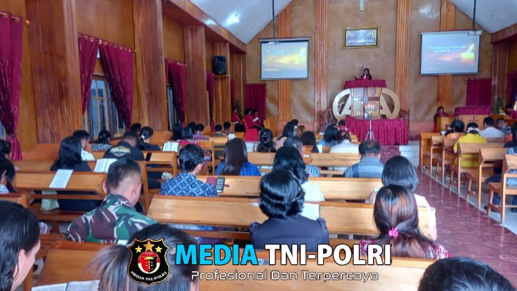 Wujud Rasa Syukur Kepada Tuhan, Anggota Koramil Moanemani bersama Jemaat GKI Koinonia Melaksanakan Ibadah Minggu.